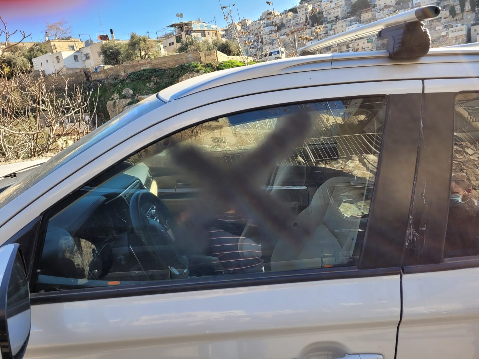 מקומם: נהג הסעות ערבי ריסס גרפיטי על רכבי יהודים בירושלים