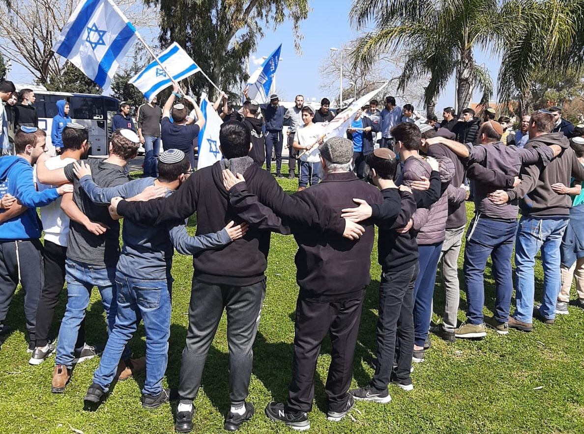 "אסור להישבר": תלמידי ישיבת חדרה באו לחזק מול ביה"ח הלל יפה