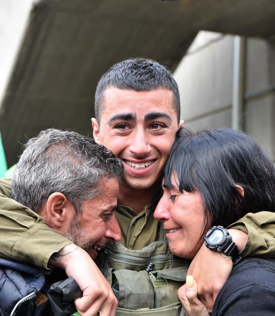 מרגש עד דמעות: החברים רכשו כרטיס טיסה והפתיעו את החייל הבודד