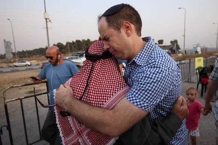 פעיל השמאל ניסה להדגים דו קיום − וחטף מהגולשים