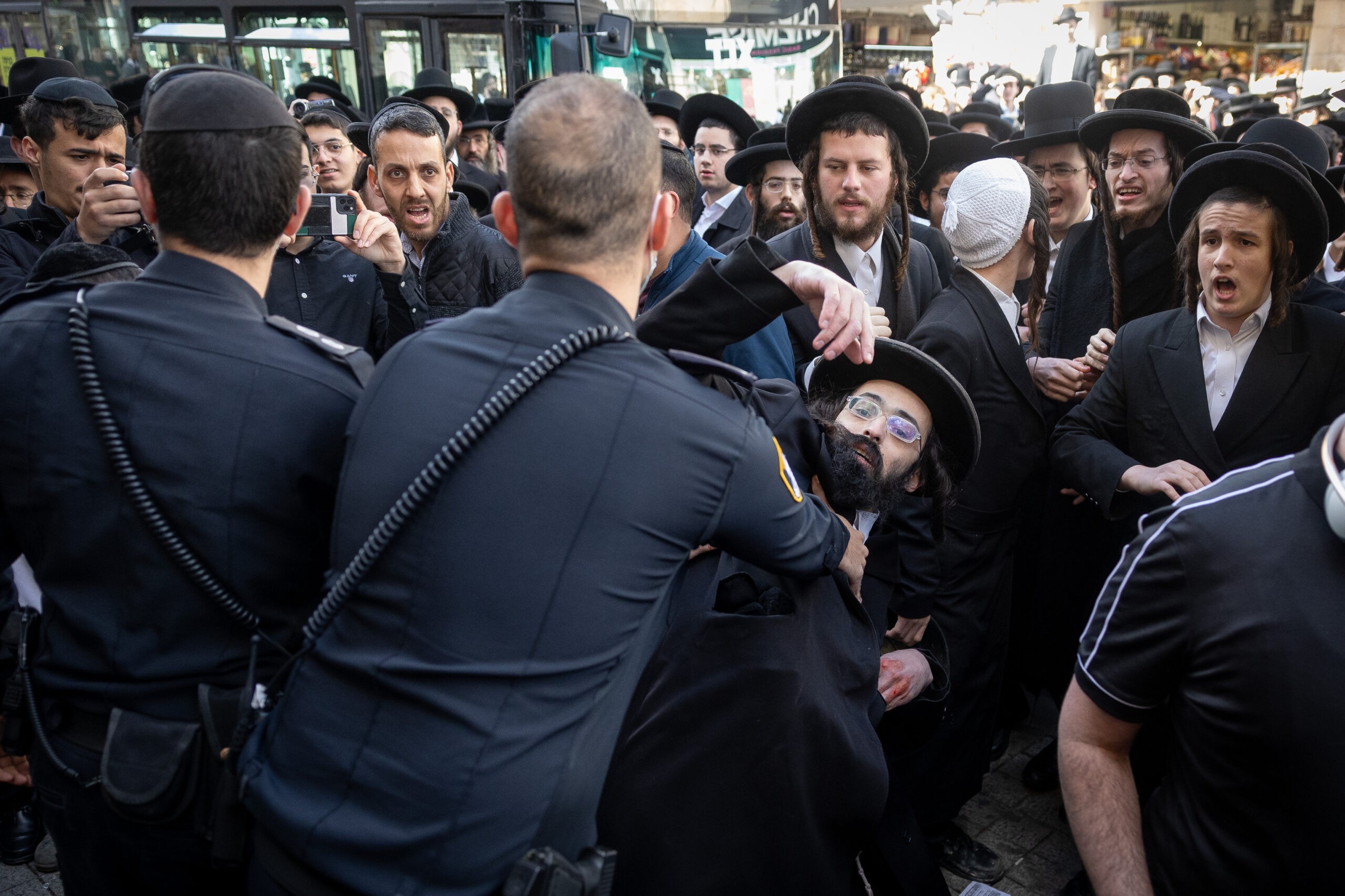 מחאות החרדים נגד חנויות הסלולר. צילום: יונתן זינדל, ]פלאש 90