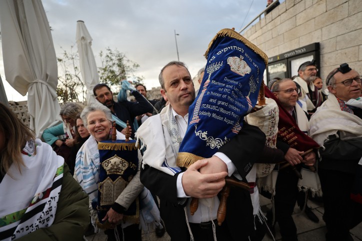 הפרובוקציה החודשית: קריב הכניס ספר תורה לרחבת הכותל