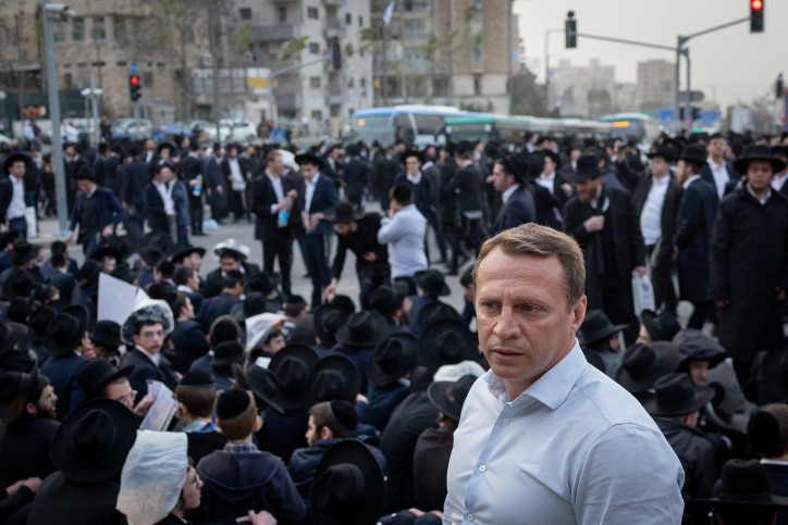 רזבוזוב נקלע להפגנת החרדים: "תחזור לרוסיה, אתה דומה לפוטין"