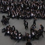 מאות חרדים מפגינים וחוסמים את תנועת הרכבת הקלה בירושלים