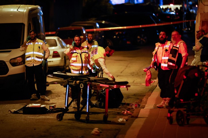זירת פיגוע בבני ברק. צילום: אוליביה פיטוסי, פלאש 90