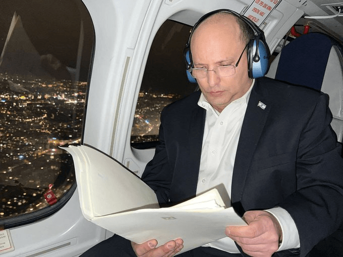 ישראל מסייעת בשקט? העקיצה של ינון מגל לנפתלי בנט