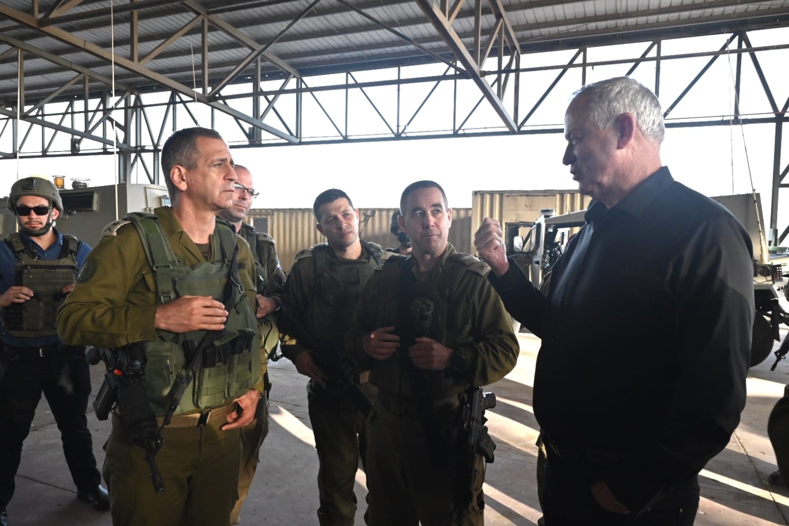 גנץ: "כל האמצעים כשרים כדי למנוע איראן גרעינית"