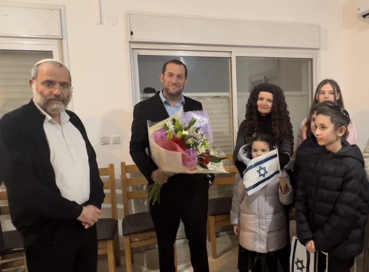נערכים לגל העולים: משפחה ראשונה מאוקראינה הגיעה לשומרון