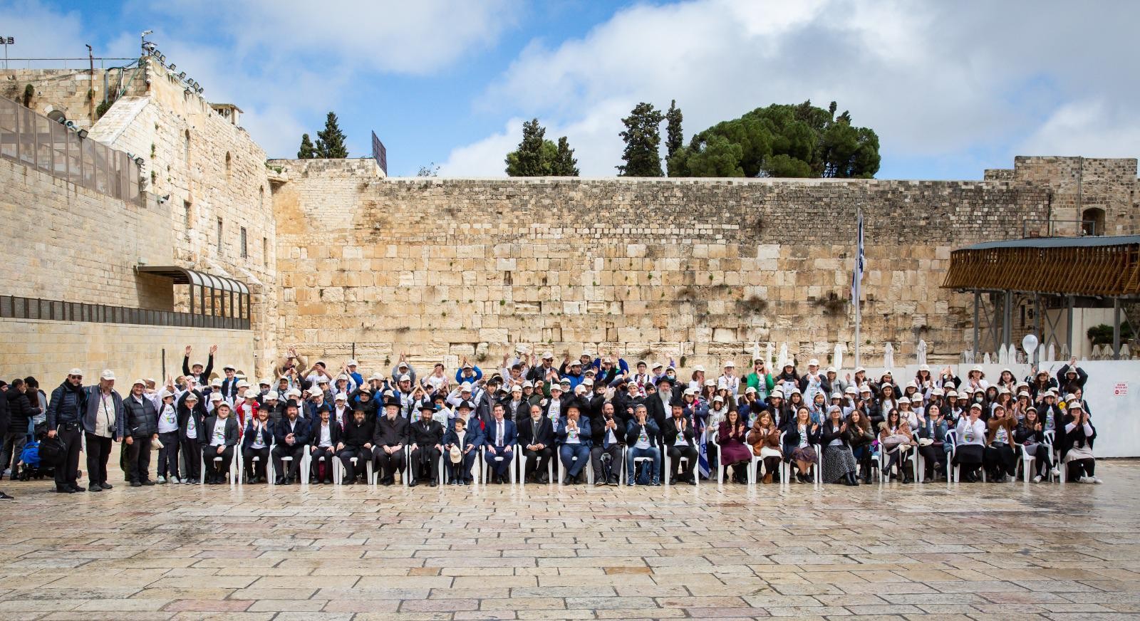 בני הנוער היום בכותל