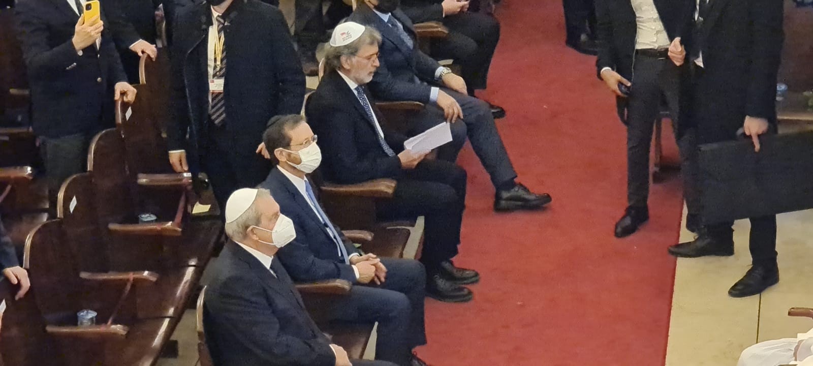 צפו: הנשיא הרצוג ביקר בביה"כ באיסטנבול ובירך "שהחיינו"
