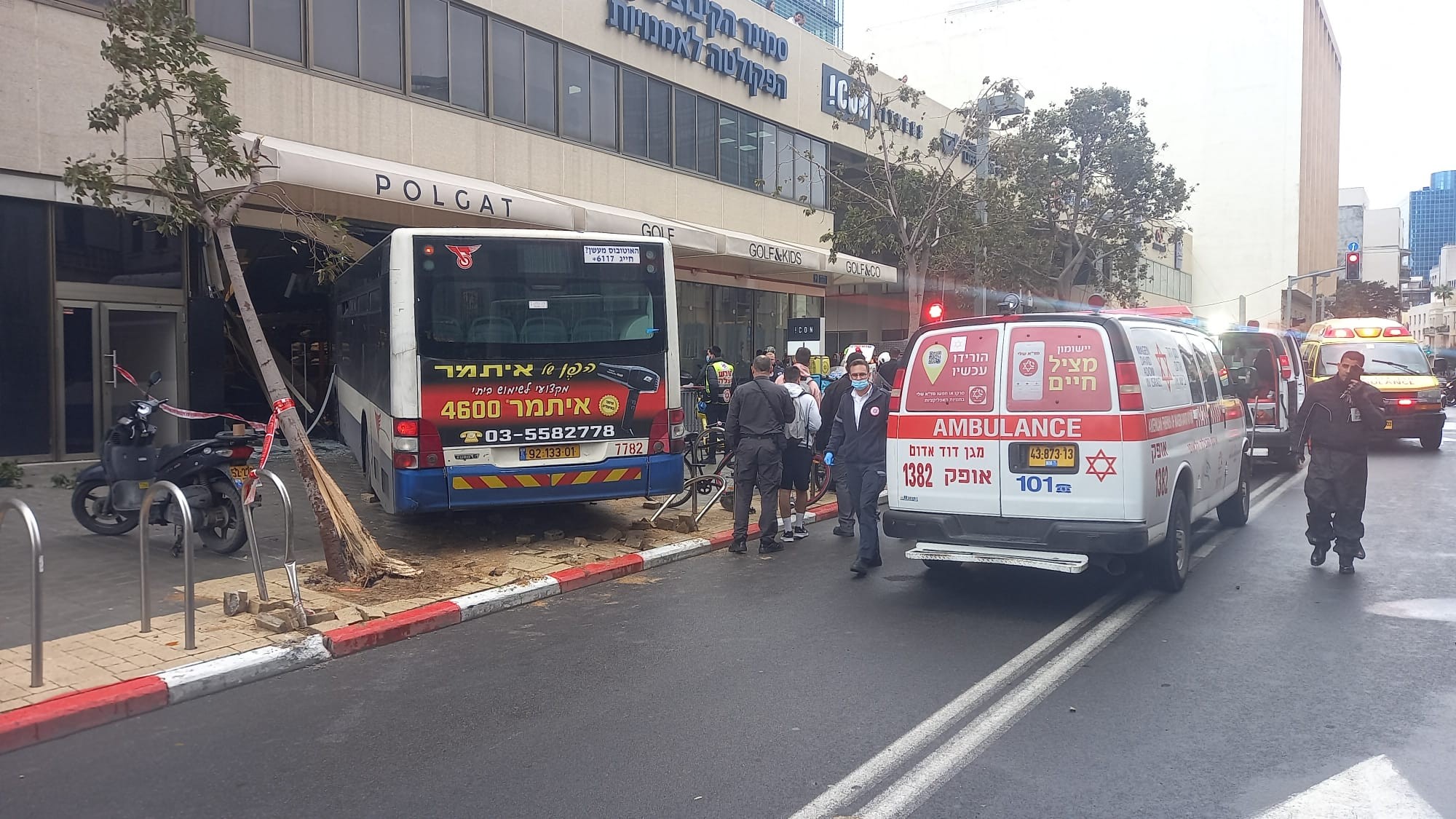 אוטובוס איבד שליטה ונכנס בחנות בת"א | שני פצועים קל