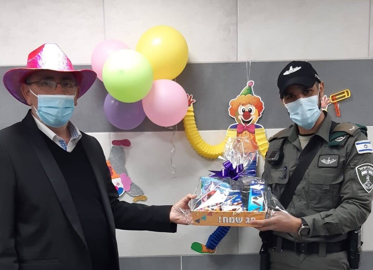 "כשפתח את הדלת וקיבל משלוח, הוא כל כך התרגש שהוא פשוט בכה"
