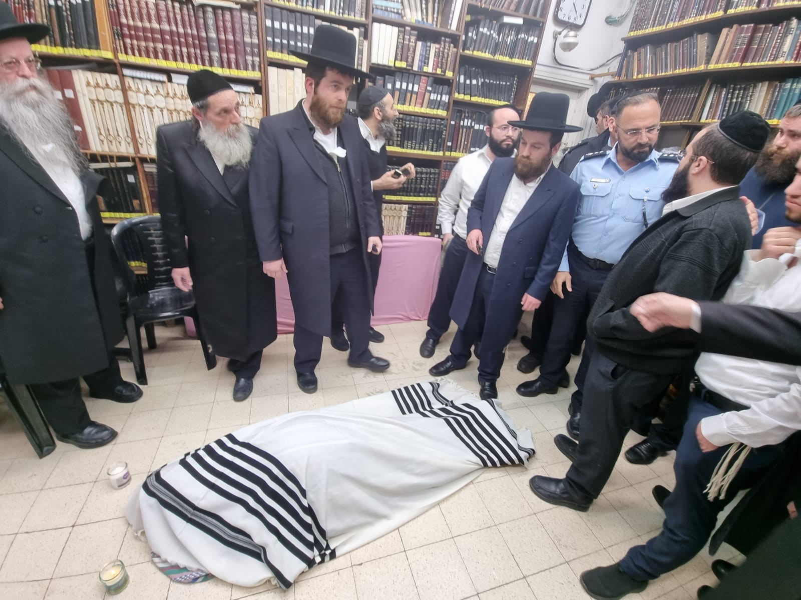 שאלת רבים: האם דחיית הלווית הרב קנייבסקי היא הלנת המת?