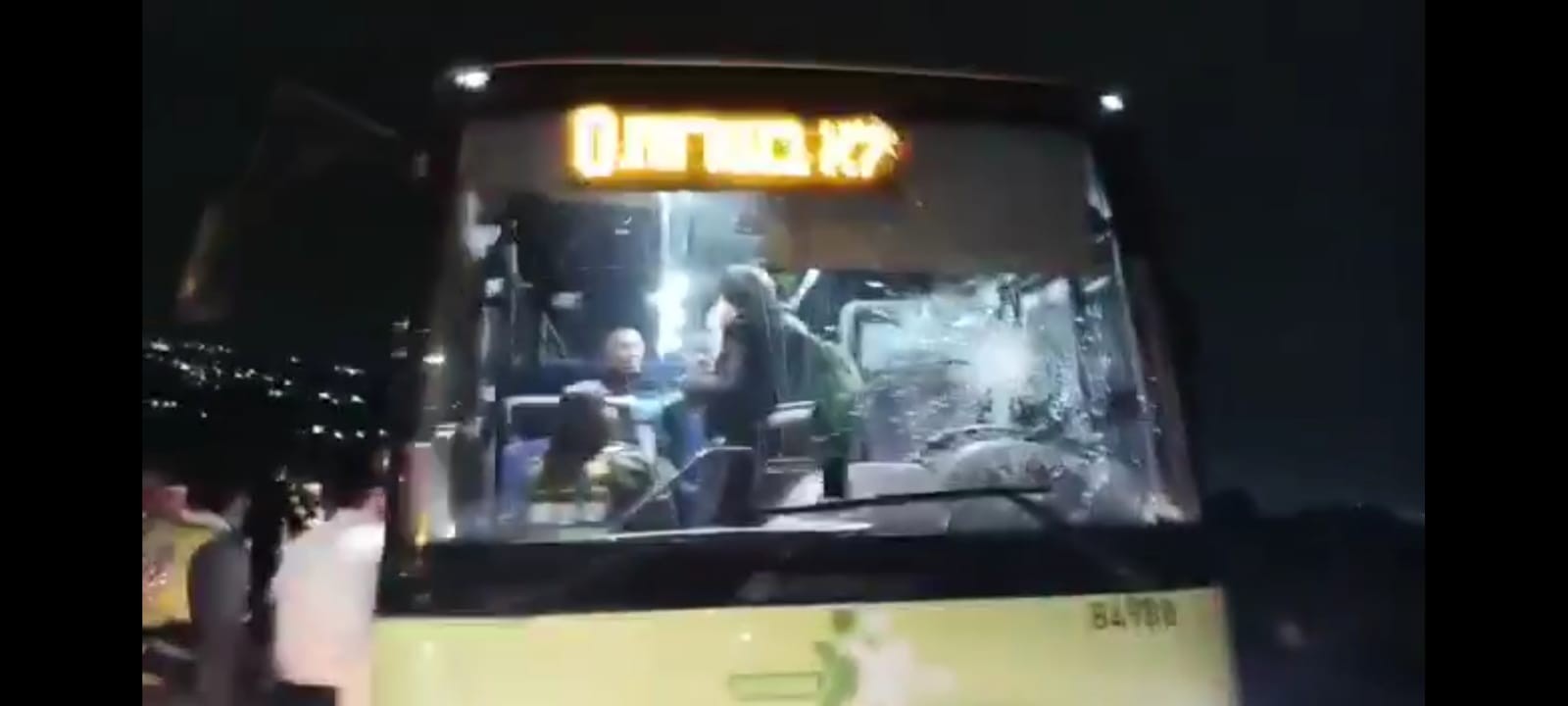 נהג אוטובוס נפצע בפיגוע אבנים בגוש עציון | תיעוד מהזירה
