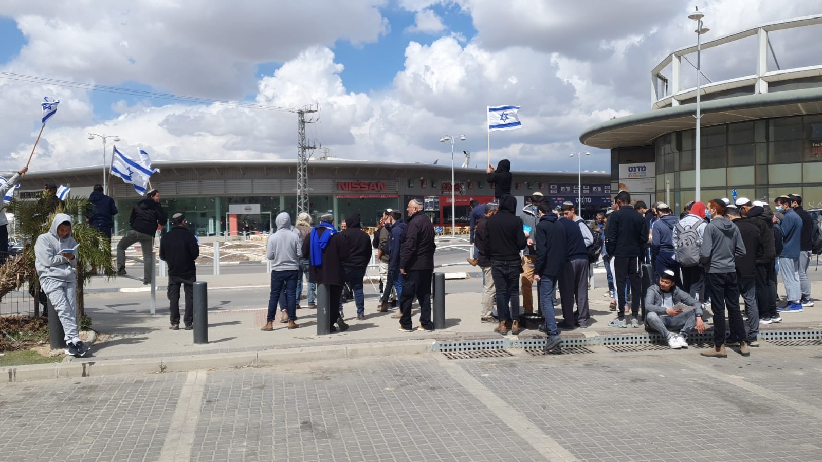 מרגש: עשרות בחורים מתייחדים לזכר הנרצחים בזירת הפיגוע | צפו