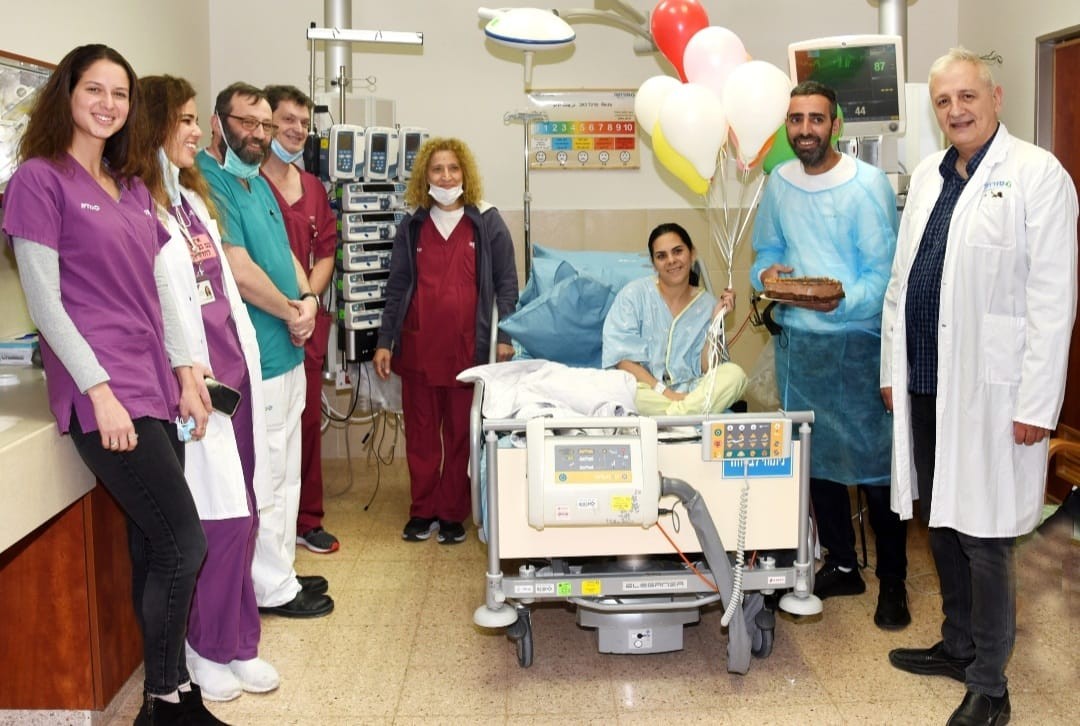 מצבן של הפצועות מהפיגוע בב"ש משתפר; כך אחת מהן הופתעה | צפו