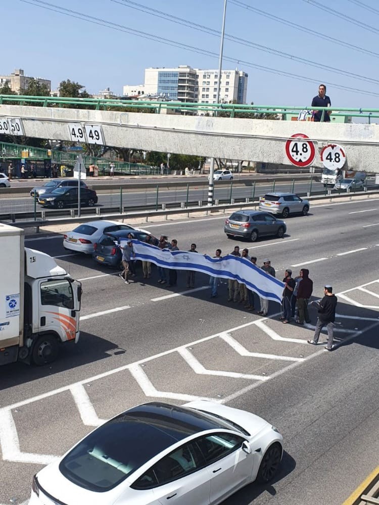 בהפגנה ספונטנית נגד מדיניות הממשלה חסמו המפגינים את כביש 4