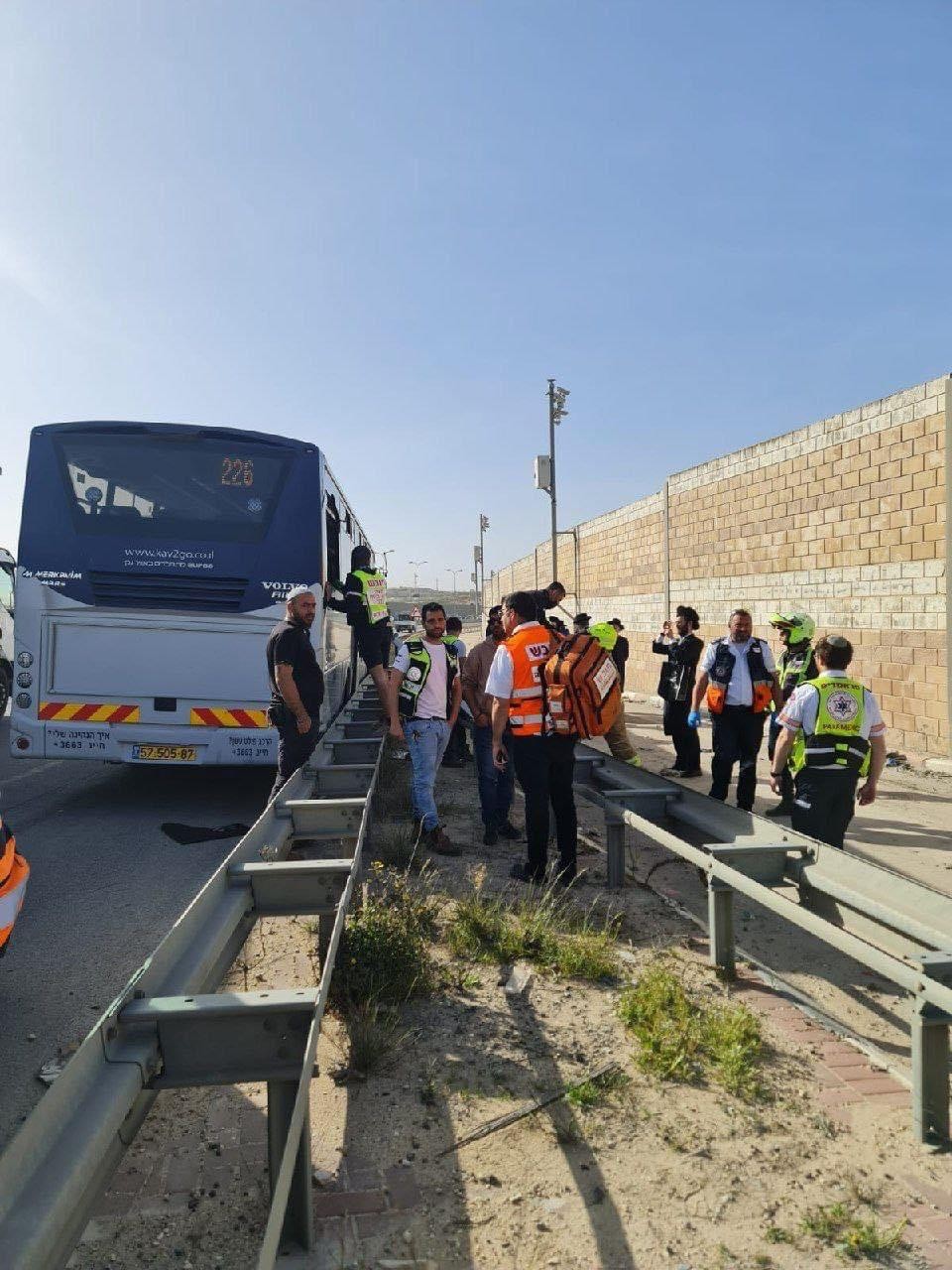 עטרות: תאונה בין אוטובוס לכלי רכב, במקום מספר נפגעים קל