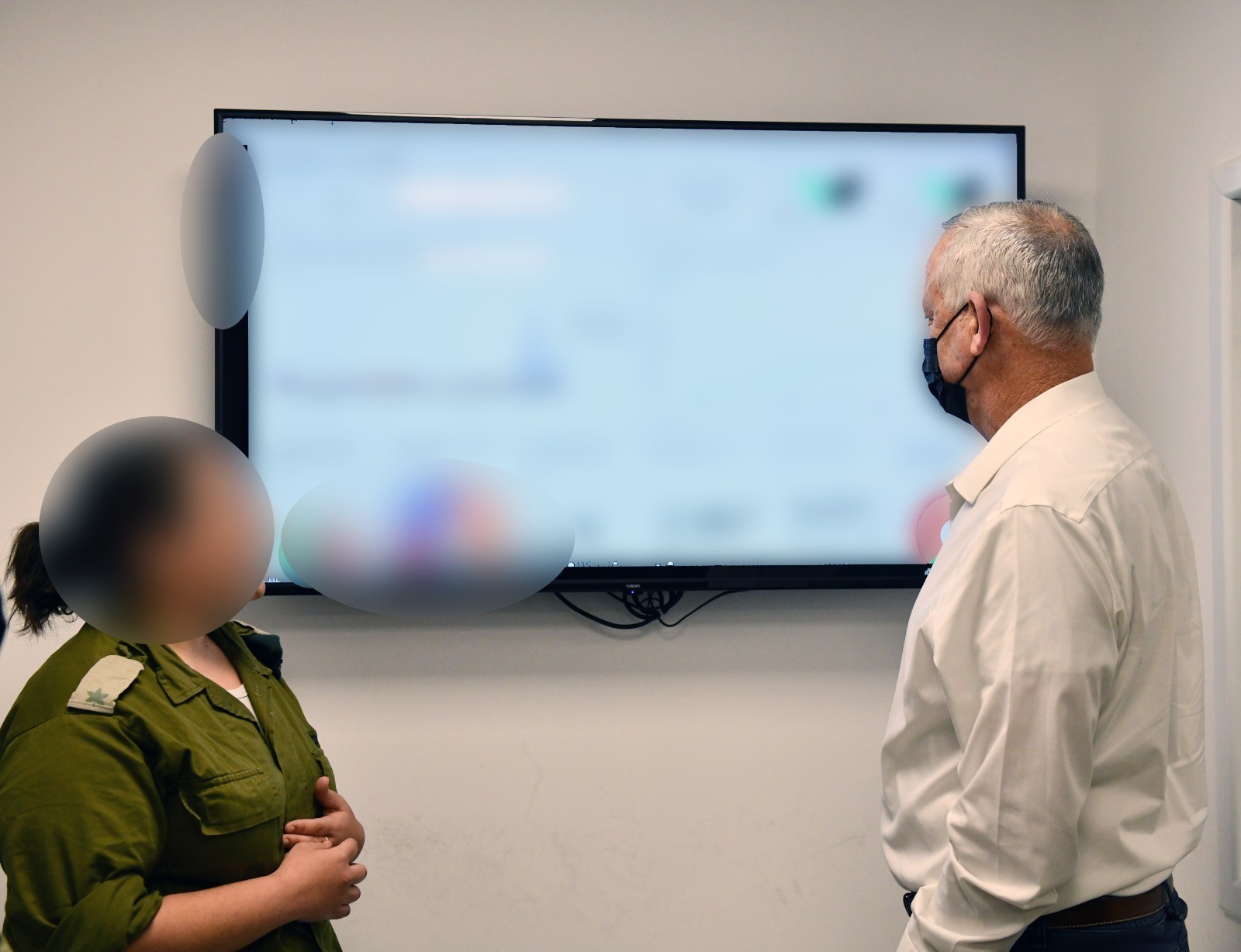 גנץ ערך סיור ביחידת 8200: "אנחנו מתמודדים עם מחבלים שקופים"