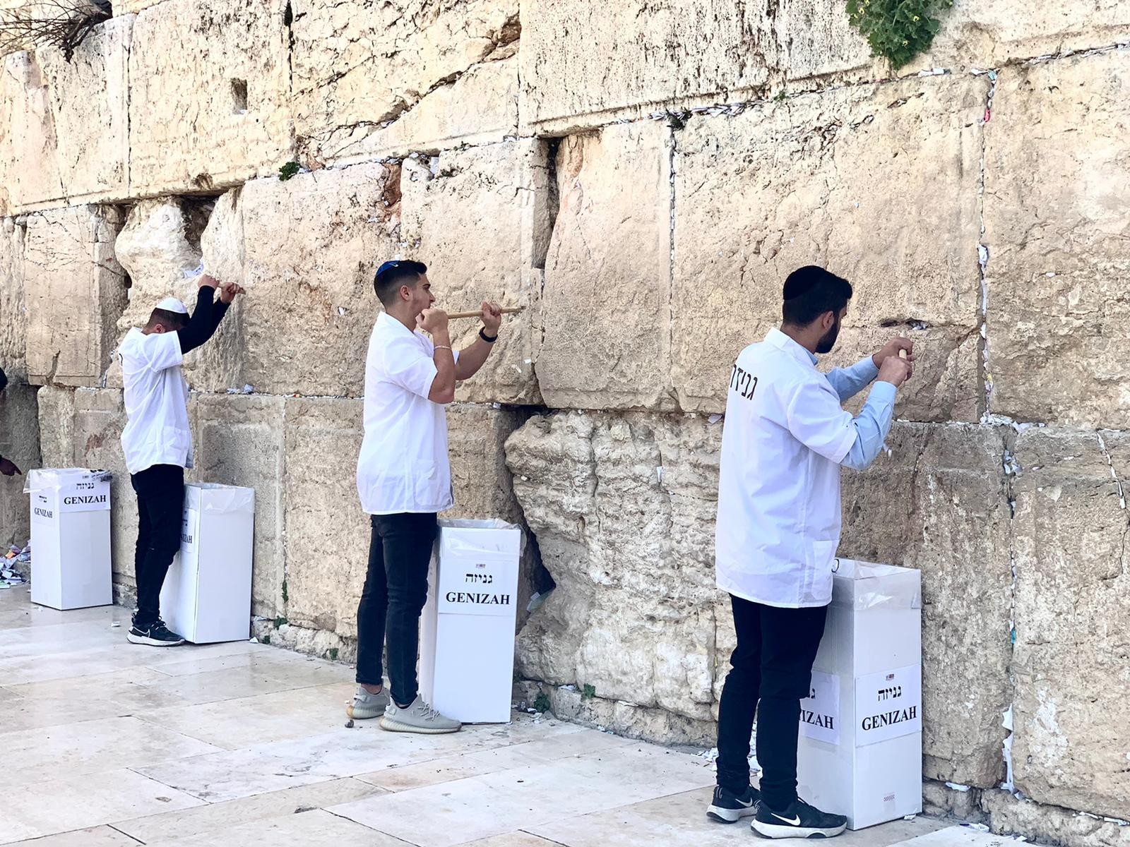 לא רק בבית: ניקיון הפתקים בכותל המערבי לקראת הפסח