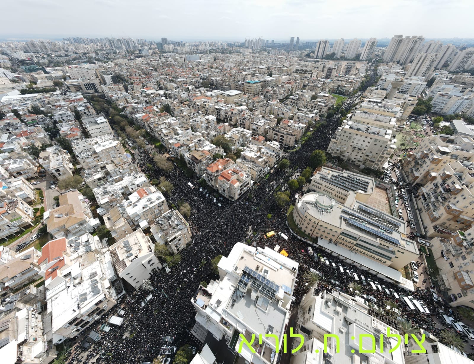 קרב גרסאות | כמה אנשים באמת הגיעו ללוויית הענק?