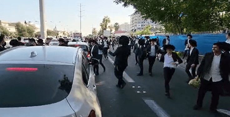במחאה על מעצר עריק: מאות חרדים מפגינים בכביש 4 ליד בני ברק