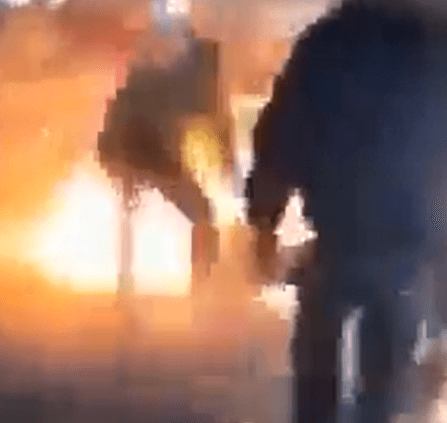 צפו: תושב עזה מצית עצמו לאחר שפעילי חמאס תקפו אותו