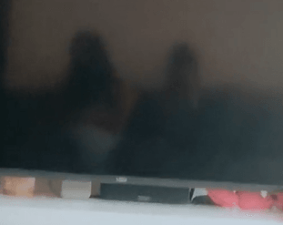 מבעית: חשבה שהיא לבד אבל ההשתקפות הוכיחה לה אחרת | צפו