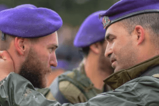 מרגש: רגע המפגש של הלוחם הבודד עם אמו לאחר 3 שנים | צפו