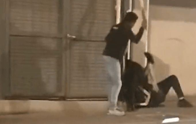 תיעוד מטריד: בני מיעוטים מכים אדם בסמוך לתחנת המשטרה | צפו