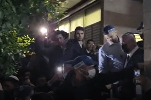 צפו: נתניהו מתקשה לצאת מביתו של הרב קניבסקי ומתעכב זמן רב