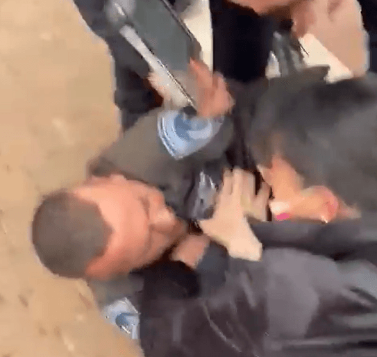 כאילו מתוך מלחמה: שוטר מטיח אישה לרצפה, צורח וחונק ילד | צפו