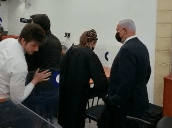 משפט רה"מ לשעבר: מה עושה נתניהו בעת עדותו של פילבר?