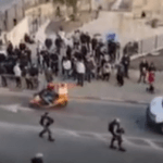 פיגוע דקירה שני תוך יממה בי-ם: שוטר נדקר בגבו, המחבל נעצר