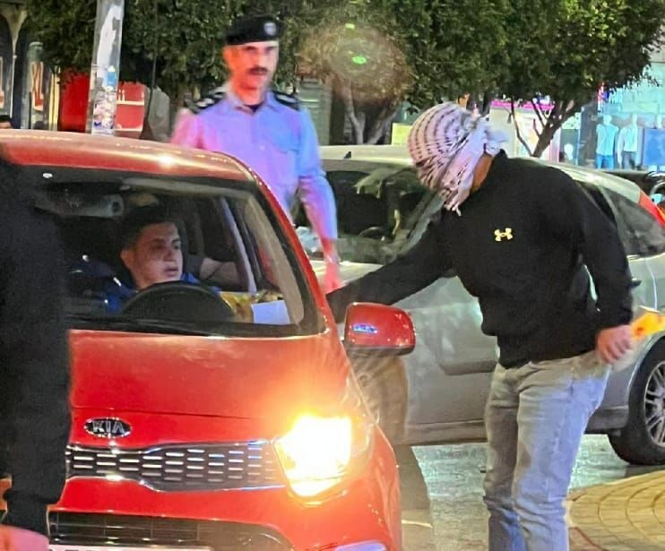 מקומם: חגיגות ערביות וחלוקת ממתקים על הפיגוע הנורא | תיעוד