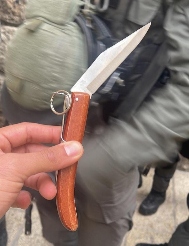 הסכין הנתפסה. צילום: דוברות המשטרה