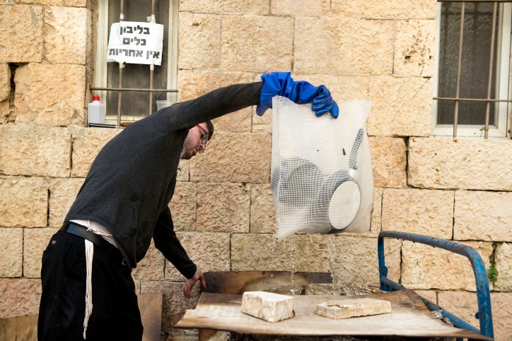 הכשרה כהלכה: איך מכשירים בקבוק של תינוק לפסח?