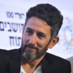 עיתונאי הארץ בז לחטופה ולאביה: "צריכים להתבייש"