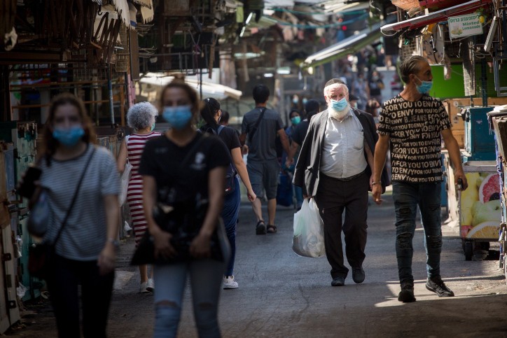 ישראלים עוטים מסכה, אילוסטרציה. צילום: מרים אלסטר, פלאש 90