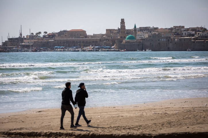 נערים ערבים השליכו אבנים לעבר יהודים סמוך לחוף הים בעכו