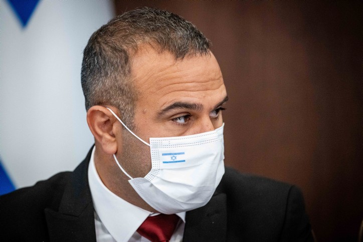 האם מזכיר הממשלה מטפל במשבר הקואליציוני?