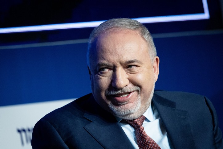 ליברמן תקף: "השיטות של נתניהו - כמו של גבלס וסטאלין"; בליכוד גינו: "ביזוי השואה"