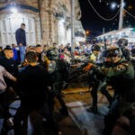 התפרעויות אלימות בשער שכם: אבנים ובקבוקים יודו לעבר שוטרים