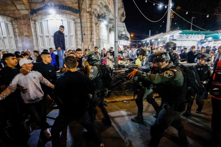 התפרעויות אלימות בשער שכם: אבנים ובקבוקים יודו לעבר שוטרים