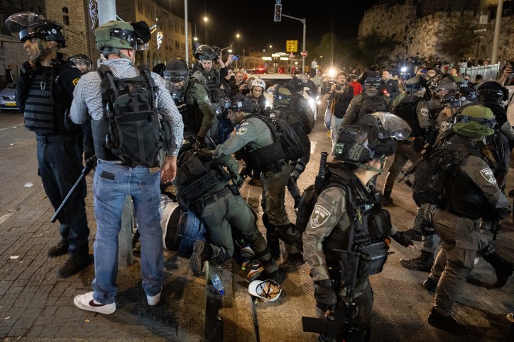 לילה רביעי של רמדאן: מאות פורעים ערבים התאספו בשער שכם