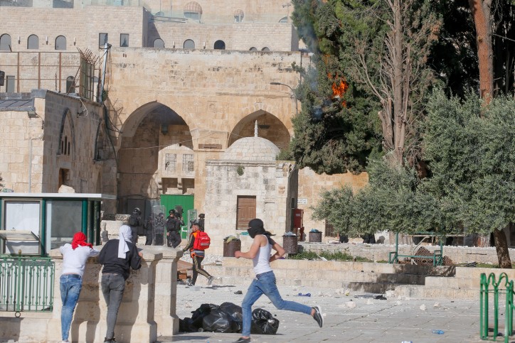מהומות בהר הבית: מאות פורעים ערבים יידו אבנים וירו זיקוקים