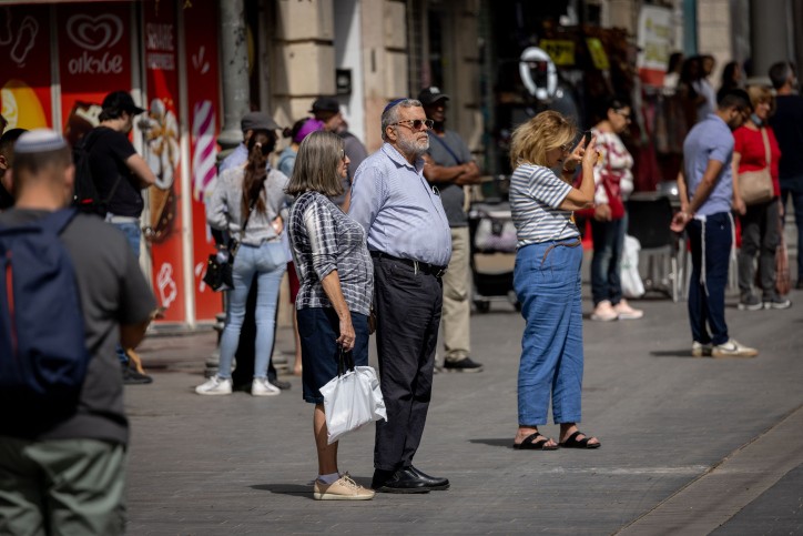 זעם בכנסת: סייעות ערביות מנעו עמידה בצפירה – "ביזוי השואה"