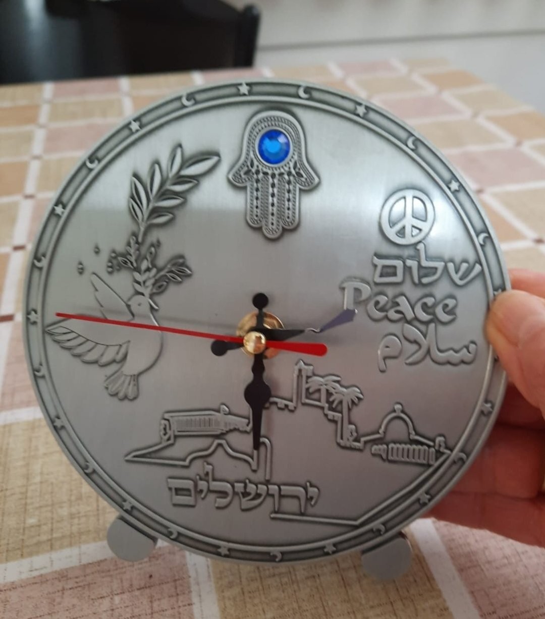 שעון הקיר הקטן שקיבלו המשפחות השכולות. קרדיט: ינון מגל, טוויטר