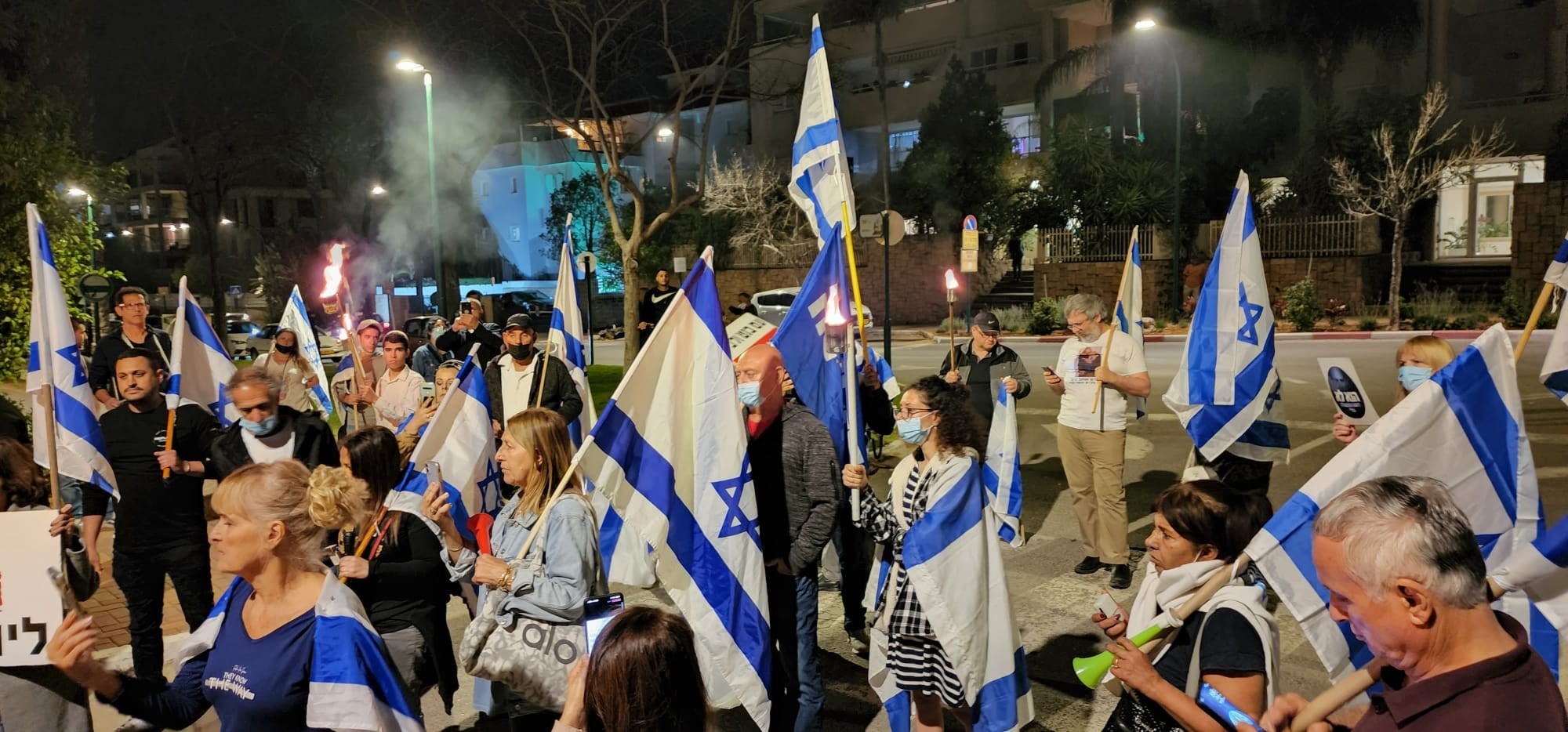 המפגינים ברעננה. צילום: איציק שאג