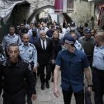 שר החוץ יאיר לפיד ערך סיור בשער שכם: "גאה במי ששומר עלינו"